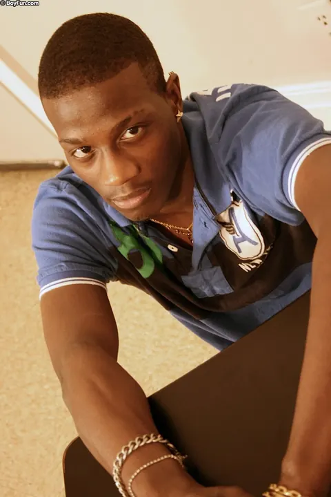 Man Strips Nude and Shows Off His Body – photo 3 of 21