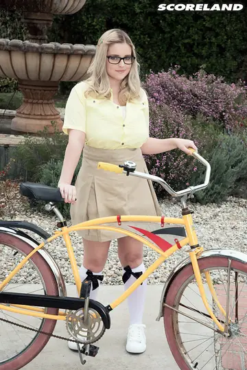 Codi Vore – Tattooed Blonde BBW with Big Tits Exposes Herself Outdoors