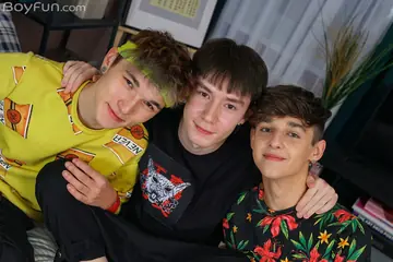 Gay Threesome with Kissing and Fucking Ends in Cumshots