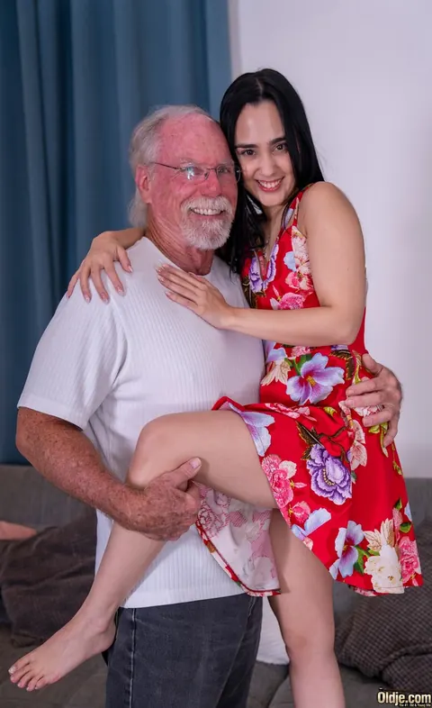 Alice Hernandez: Petite Latina Fucks an Older Man – photo 3 of 21
