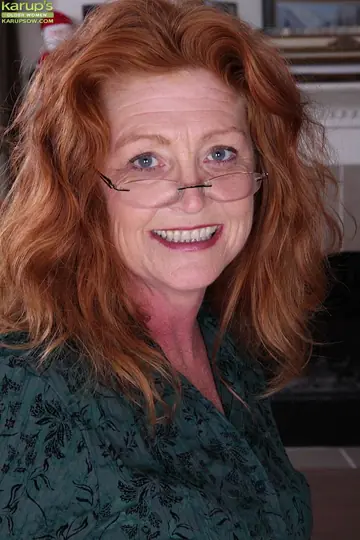 Veronica Smith – Mature British Redhead Spreads Her Pussy at the Desk