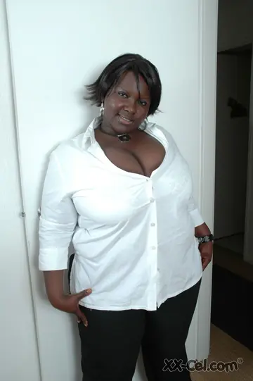 Mariana Kodjo – Ebony BBW with Big Natural Tits Shows Her Body