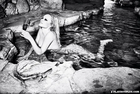 Pamela Anderson: Canadian Blonde MILF Poses Nude Outdoors at the Mansion – photo 8 of 15