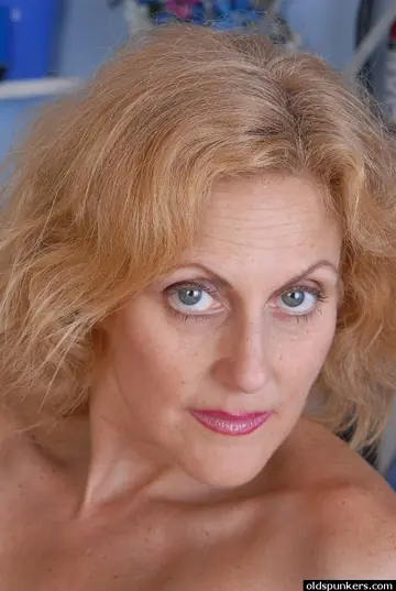 Dana Devine – Thick Blonde MILF Spreads Her Pussy in Stockings by the Kitchen Counter