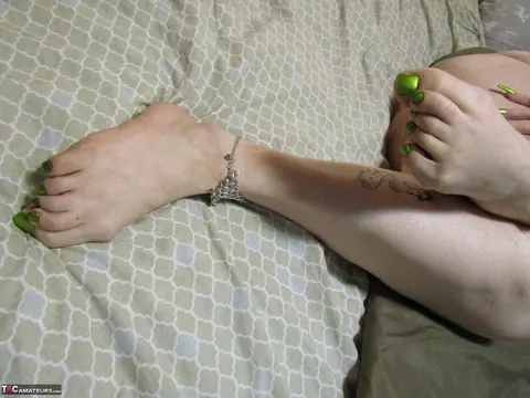 BBW in Glasses Masturbates with a Dildo on the Bed – photo 13 of 20