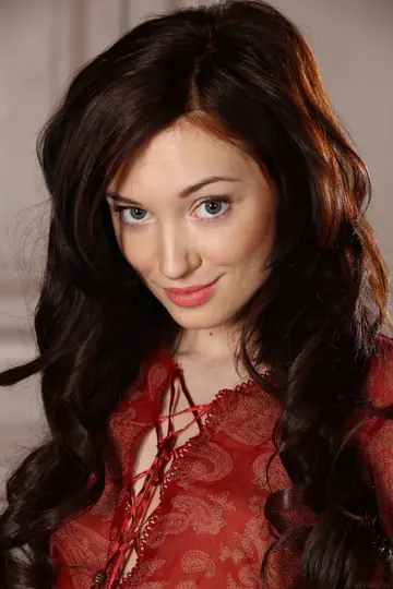 Julie Vee – Brunette Strips Nude and Spreads Her Pussy Wide on Camera