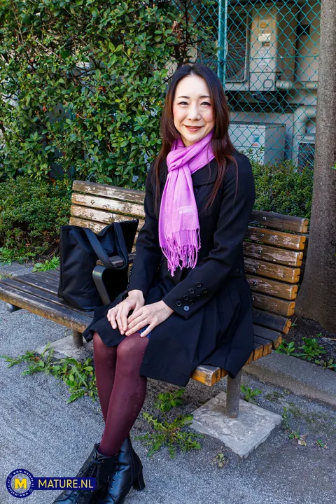 Miho Wakabayashi: Slim Japanese MILF Poses Nude Outdoors – photo 2 of 20