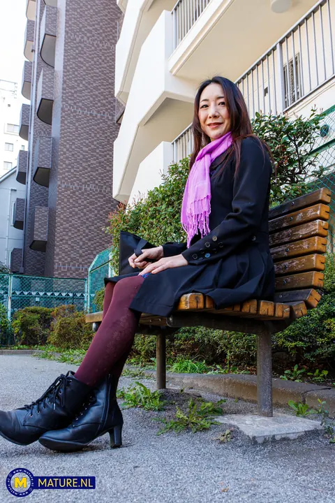 Miho Wakabayashi: Slim Japanese MILF Poses Nude Outdoors – photo 19 of 20