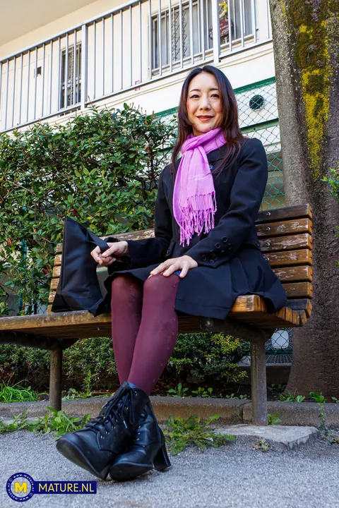 Miho Wakabayashi: Slim Japanese MILF Poses Nude Outdoors – photo 17 of 20