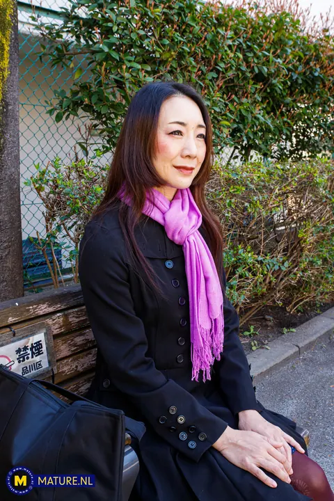 Miho Wakabayashi: Slim Japanese MILF Poses Nude Outdoors – photo 8 of 20