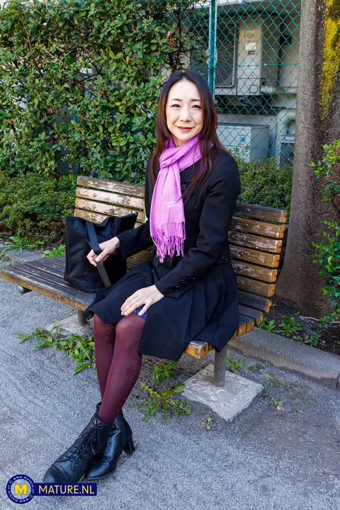 Miho Wakabayashi: Slim Japanese MILF Poses Nude Outdoors – photo 11 of 20