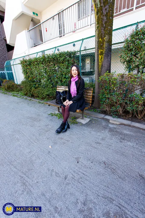 Miho Wakabayashi: Slim Japanese MILF Poses Nude Outdoors – photo 1 of 20
