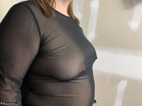 BBW MILF in Shorts Spreads for Anal – photo 2 of 16