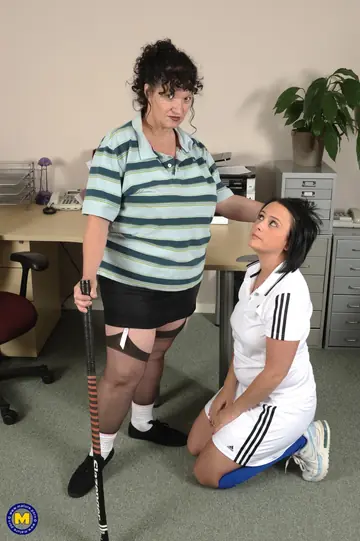 Sarah Jane – Mature Curvy Australian Blondes Use a Dildo and Facesit in Socks