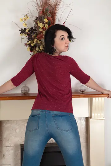 Thick Hairy Woman in Jeans Pulls Panties Aside and Spreads