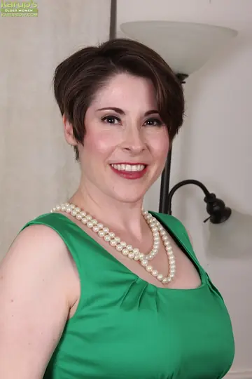 Sadie Jones – Mature Brunette with Big Tits Undresses and Fingers Her Hairy Pussy
