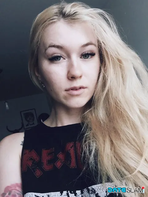 Misha Cross: Tattooed Blonde Strips Naked for Phone Selfies – photo 10 of 12