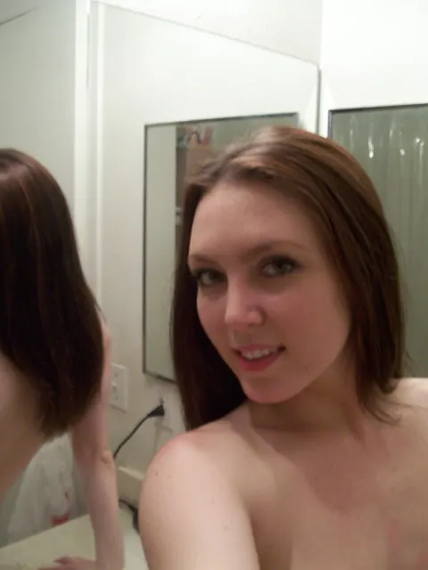 Megan Loxx: Curvy Amateur Spreads in the Mirror Selfies – photo 8 of 20