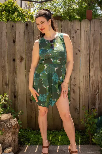 Sadie Lune – Curvy MILF with Hairy Bush Strips and Spreads Wide
