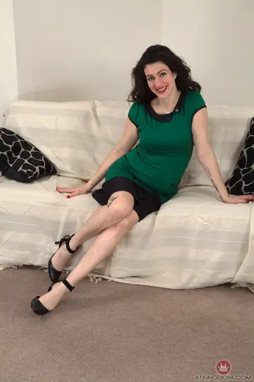 Sadie Lune – Tall Mature Brunette with Big Natural Tits Spreads Her Hairy Pussy