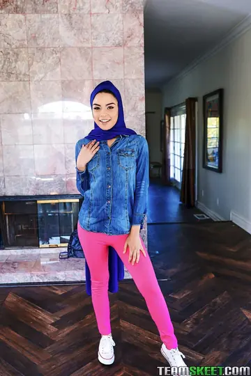 Maya Bijou – Petite Latina in Yoga Pants Sucks Cock and Gets Fucked Doggy Style