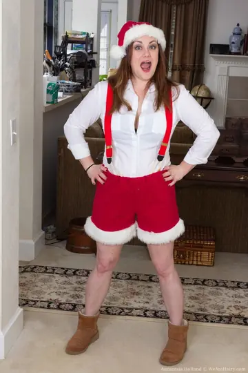 Annatasia Holland – Curvy Redhead MILF with Big Tits Spreads Her Hairy Pussy Open