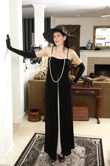 Penny Jones – Slim Mature Brunette Spreads Her Legs in Heels