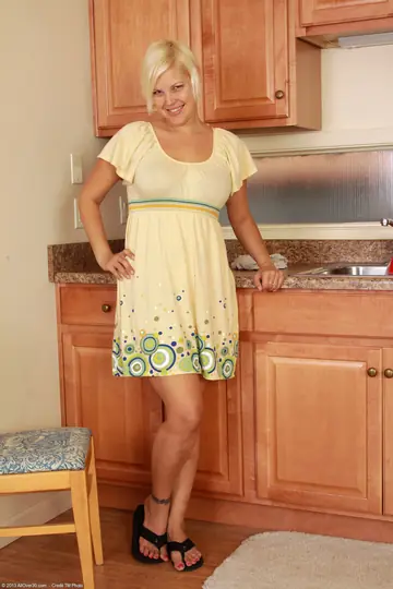 Kelly L – Short-Haired Blonde MILF Strips Nude and Spreads Wide