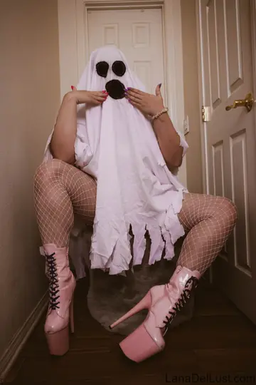 Lana Del Lust – Curvy Brunette MILF Poses in Pantyhose and Costume