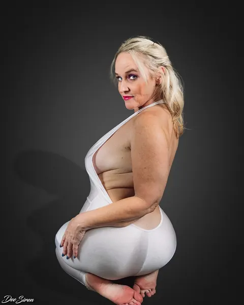 Dee Siren: Tattooed Blonde MILF with Big Tits Poses Nude – photo 10 of 14