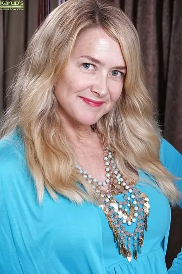 Eva Griffin – Mature Blonde MILF Lifts Her Skirt and Spreads Her Shaved Pussy