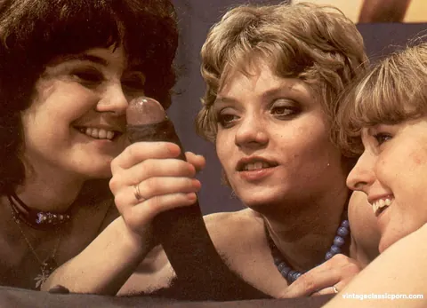 Vintage Short-Haired Woman Kneels Between Two BBCs – photo 19 of 20