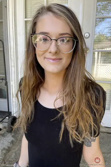 Meloni Moon – Skinny Brunette in Glasses Spreads Her Holes