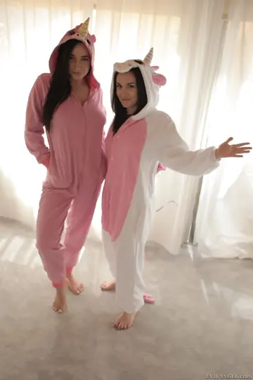 Karlee Grey – Two Tattooed PAWG Brunettes Eat Pussy and Finger Each Other