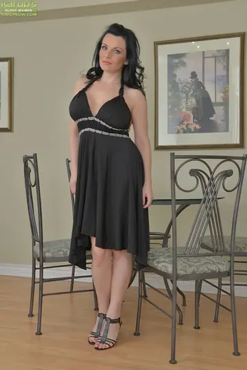 Stacy Ray – Busty Brunette MILF Lifts Her Skirt and Spreads Her Pussy in Heels