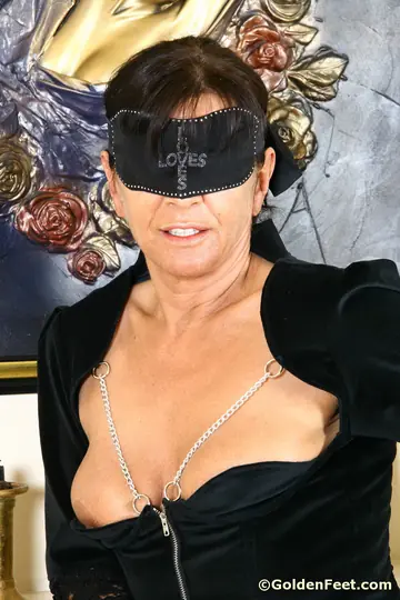Lady Sarah – Blindfolded Thick Mature Brunette in Stockings Gets Doggy-Style Anal