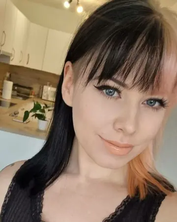 Amateur Woman Poses Nude and Reveals Her Ass