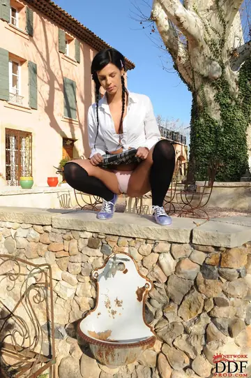 Alyssia Loop – Tall Brunette Spreads Her Pussy in a Skirt Outdoors