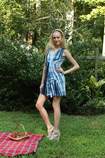 Mazzy Grace – Tall Skinny Blonde Masturbates with a Toy and Fists Herself Outdoors