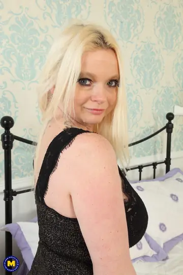 Curvy British MILF Pulls Pantyhose Aside and Toys Her Pussy