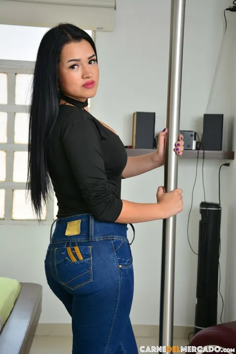 Maria Del Rosario: Colombian Brunette with Big Tits Spreads Outdoors – photo 9 of 19