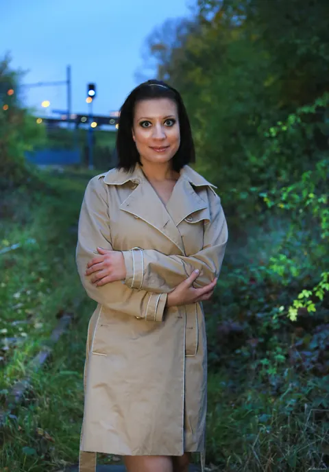 Teresse Bizzarre: Petite Brunette Undresses Outdoors – photo 1 of 21