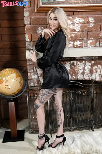 Blonde Trans Woman Poses Nude in Erotic Gallery