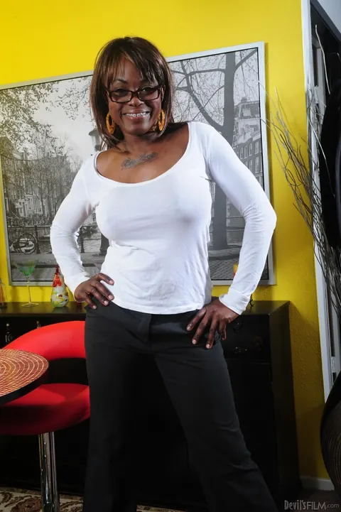 Coco Pink: Mature Ebony Brunette Strips Outdoors in Her Glasses – photo 3 of 21