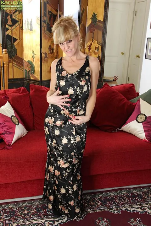 Thick MILF in Heels Spreads Her Legs – photo 2 of 16