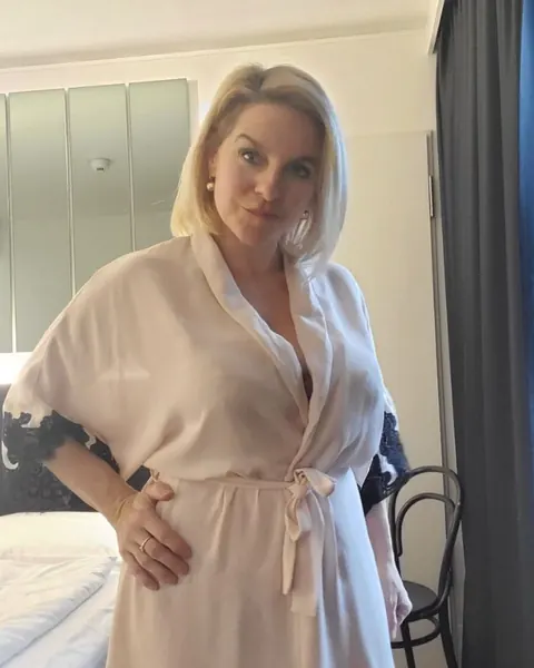 Amateur Opens Bathrobe to Show Her Natural Tits – photo 2 of 11