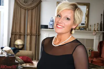 Diamond Fontaine – Short-Haired MILF with Big Tits Strips Out of Her Stockings