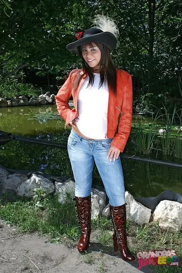 Giggy – BBW Brunette Strips Out of Her Jeans and Boots Outdoors