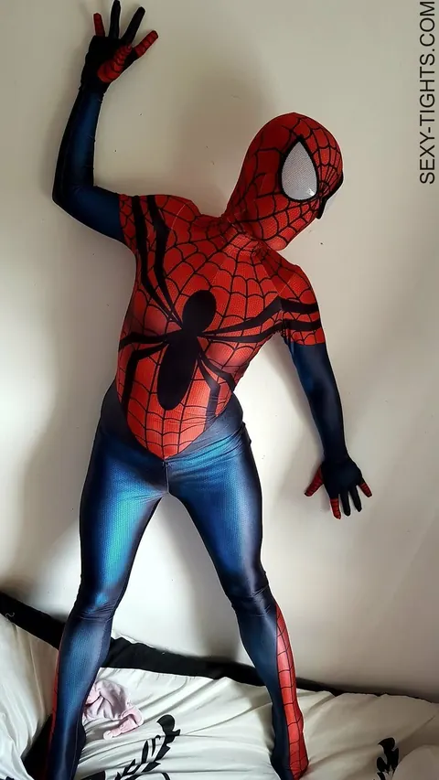 Cosplay Model Flashes Her Booty in the Bedroom – photo 11 of 15