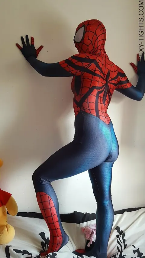 Cosplay Model Flashes Her Booty in the Bedroom – photo 10 of 15